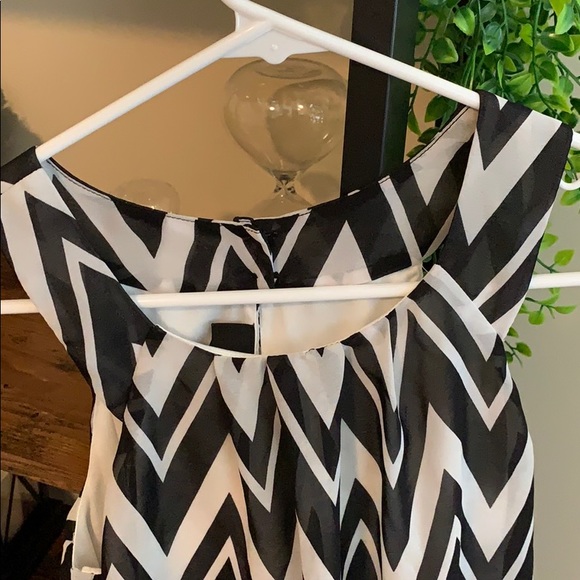 Black& white chevron patterned halter top blouse - Picture 3 of 5
